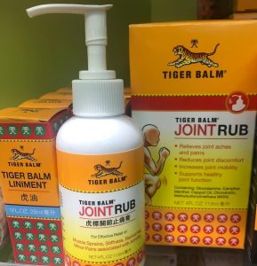 TIGER BALM ARTRITIS RUB JOINT RUB ESPECIAL ARTICULACIONES ALIVIO PARA EL DOLOR CONJUNTO DE ARTRITIS La ciencia moderna se combina con una fórmula de alivio del dolor natural probada con el tiempo. La combinación de ingredientes herbales naturales de Tiger Balm proporciona un alivio seguro, rápido y económico del dolor muscular y el dolor articular. Dispensado de una bomba amigable para la artritis fácil de usar, esta loción tópica no es grasa y no contiene alcohol para secar la piel. USOS DE TIGER BALM ARTHRITIS RUB BALSAMO DEL TIGRE Para el alivio temporal de dolores y molestias menores asociados con: Dolores y molestias menores asociados con la artritis. Artritis dolor en las articulaciones Dolores de espalda Rigidez Distensiones musculares y esguinces INFORMACIÓN DEL MEDICAMENTO: Ingredientes activos: alcanfor (11%) y mentol (11%) Ingredientes inactivos: aceite de cajuput, sulfato de condroitina, aceite de casia, aceite de clavo, agua desionizada, aceite de menta desmentholizado, diazolidinilurea, sulfato de glucosamina, metil paraben, metilsulfonilmetano (MSM), dioleato de metilsulfonilmetano (MSM), PEG-120 metil glucosa, propil parabeno, propilenglicol Advertencias: SOLO PARA USO EXTERNO. Cuando utilice este producto: Utilizar sólo según las indicaciones Evitar el contacto con los ojos y las membranas mucosas No aplicar sobre heridas, piel dañada o irritada. No venda ni cubra con una envoltura ni use una almohadilla térmica No use 1 hora antes del baño o 30 minutos después del baño. Suspenda su uso y consulte a un médico si: - La condición empeora - Se produce irritación severa de la piel. - El dolor persiste por más de 7 días. - El dolor desaparece y luego vuelve unos días después. Si está embarazada o amamantando, consulte a un profesional de la salud antes de usar. Mantener fuera del alcance de los niños. En caso de ingestión, obtenga ayuda médica o comuníquese con un Centro de Control de Envenenamiento de inmediato. Otra información: Este producto puede causar reacciones alérgicas en algunas personas. Pruebe en un área pequeña antes de usar. Como parte de su acción de calentamiento, puede ocurrir un enrojecimiento temporal. Utilización: Agitar bien antes de usar. Aplicar generosamente en las áreas afectadas y masajear suavemente hasta que la crema se absorba en la piel. Para adultos y niños de 12 años en adelante, aplique en el área afectada no más de 3 a 4 veces al día Para niños menores de 12 años consultar a un médico antes de usar