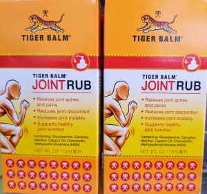 TIGER BALM ARTRITIS RUB JOINT RUB ESPECIAL ARTICULACIONES ALIVIO PARA EL DOLOR CONJUNTO DE ARTRITIS La ciencia moderna se combina con una fórmula de alivio del dolor natural probada con el tiempo. La combinación de ingredientes herbales naturales de Tiger Balm proporciona un alivio seguro, rápido y económico del dolor muscular y el dolor articular. Dispensado de una bomba amigable para la artritis fácil de usar, esta loción tópica no es grasa y no contiene alcohol para secar la piel. USOS DE TIGER BALM ARTHRITIS RUB BALSAMO DEL TIGRE Para el alivio temporal de dolores y molestias menores asociados con: Dolores y molestias menores asociados con la artritis. Artritis dolor en las articulaciones Dolores de espalda Rigidez Distensiones musculares y esguinces INFORMACIÓN DEL MEDICAMENTO: Ingredientes activos: alcanfor (11%) y mentol (11%) Ingredientes inactivos: aceite de cajuput, sulfato de condroitina, aceite de casia, aceite de clavo, agua desionizada, aceite de menta desmentholizado, diazolidinilurea, sulfato de glucosamina, metil paraben, metilsulfonilmetano (MSM), dioleato de metilsulfonilmetano (MSM), PEG-120 metil glucosa, propil parabeno, propilenglicol Advertencias: SOLO PARA USO EXTERNO. Cuando utilice este producto: Utilizar sólo según las indicaciones Evitar el contacto con los ojos y las membranas mucosas No aplicar sobre heridas, piel dañada o irritada. No venda ni cubra con una envoltura ni use una almohadilla térmica No use 1 hora antes del baño o 30 minutos después del baño. Suspenda su uso y consulte a un médico si: - La condición empeora - Se produce irritación severa de la piel. - El dolor persiste por más de 7 días. - El dolor desaparece y luego vuelve unos días después. Si está embarazada o amamantando, consulte a un profesional de la salud antes de usar. Mantener fuera del alcance de los niños. En caso de ingestión, obtenga ayuda médica o comuníquese con un Centro de Control de Envenenamiento de inmediato. Otra información: Este producto puede causar reacciones alérgicas en algunas personas. Pruebe en un área pequeña antes de usar. Como parte de su acción de calentamiento, puede ocurrir un enrojecimiento temporal. Utilización: Agitar bien antes de usar. Aplicar generosamente en las áreas afectadas y masajear suavemente hasta que la crema se absorba en la piel. Para adultos y niños de 12 años en adelante, aplique en el área afectada no más de 3 a 4 veces al día Para niños menores de 12 años consultar a un médico antes de usar